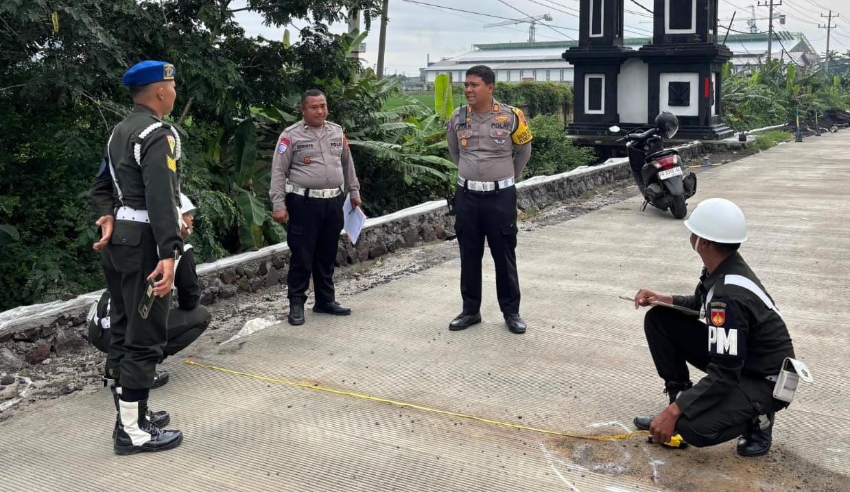 Polisi bersama TNI olah TKP kecelakaan diduga tabrak lari di Pulosari, Kebakkramat, Karanganyar, Selasa (10/2/2026). (Rudi Hartono/Radar Solo)