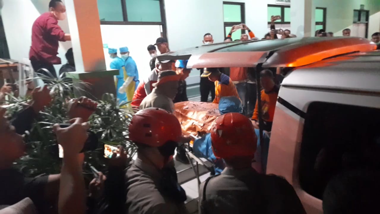 Jenazah Yazid Ahmad Firdaus tiba di RSUD Karanganyar, Selasa (10/2/2026) petang. (Rudi Hartono/Radar Solo)