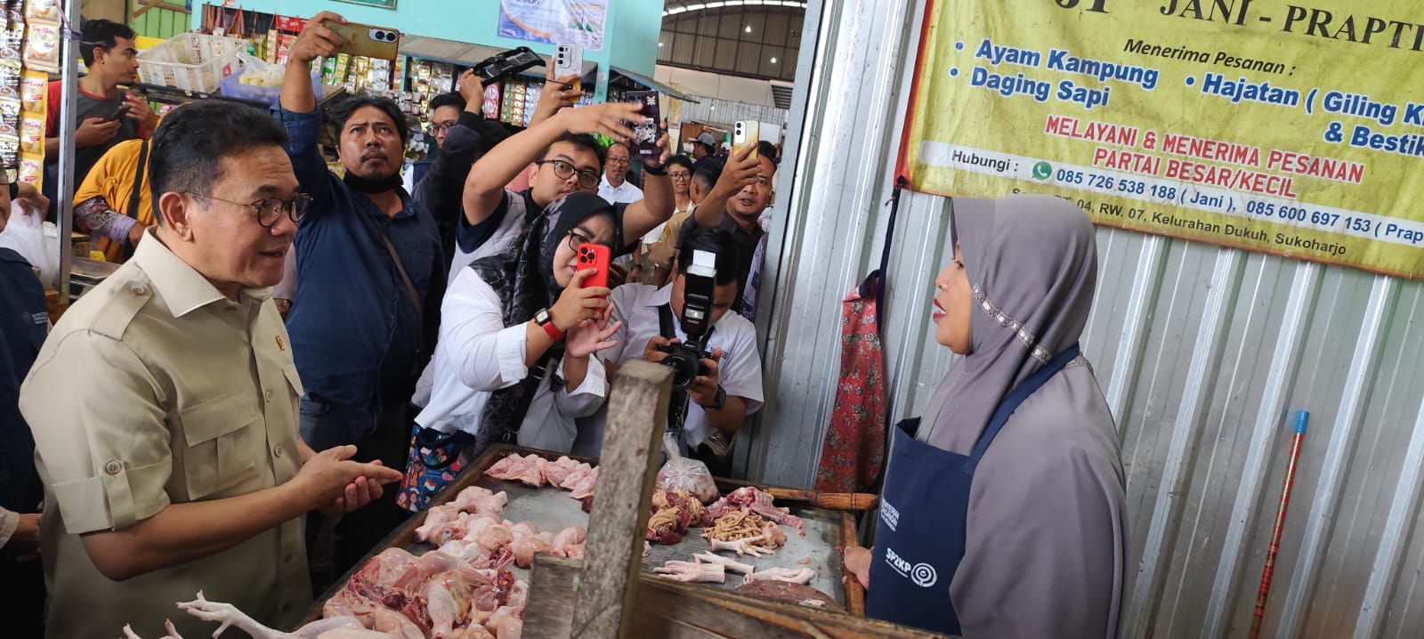 Mendag RI Budi Santoso dialog bersama pedagang di Pasar Cuplik, Kabupaten Sukoharjo, Selasa (10/2).
