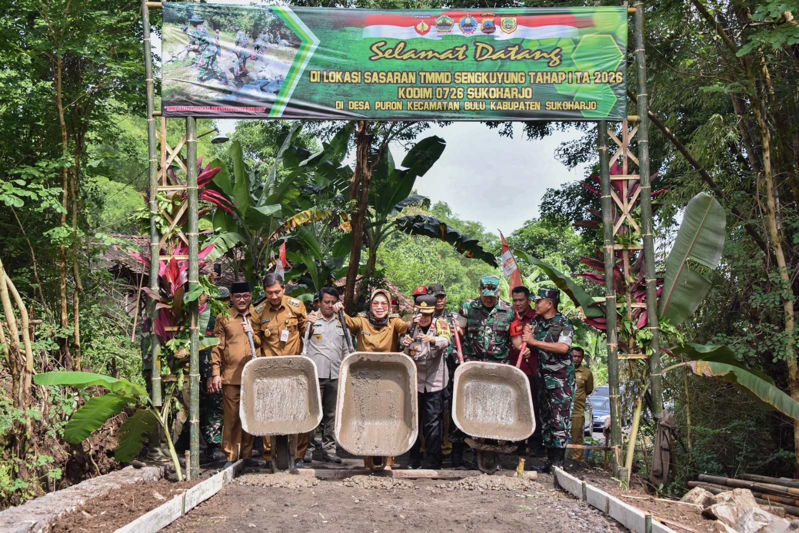 Dandim 0726/Sukoharjo Letnan Kolonel Inf Reza Sahputra dan Bupati Sukoharjo Etik Suryani buka TMMD Sengkuyung Tahap I TA 2026 di Lapangan Desa Puron, Bulu, Selasa (10/2).