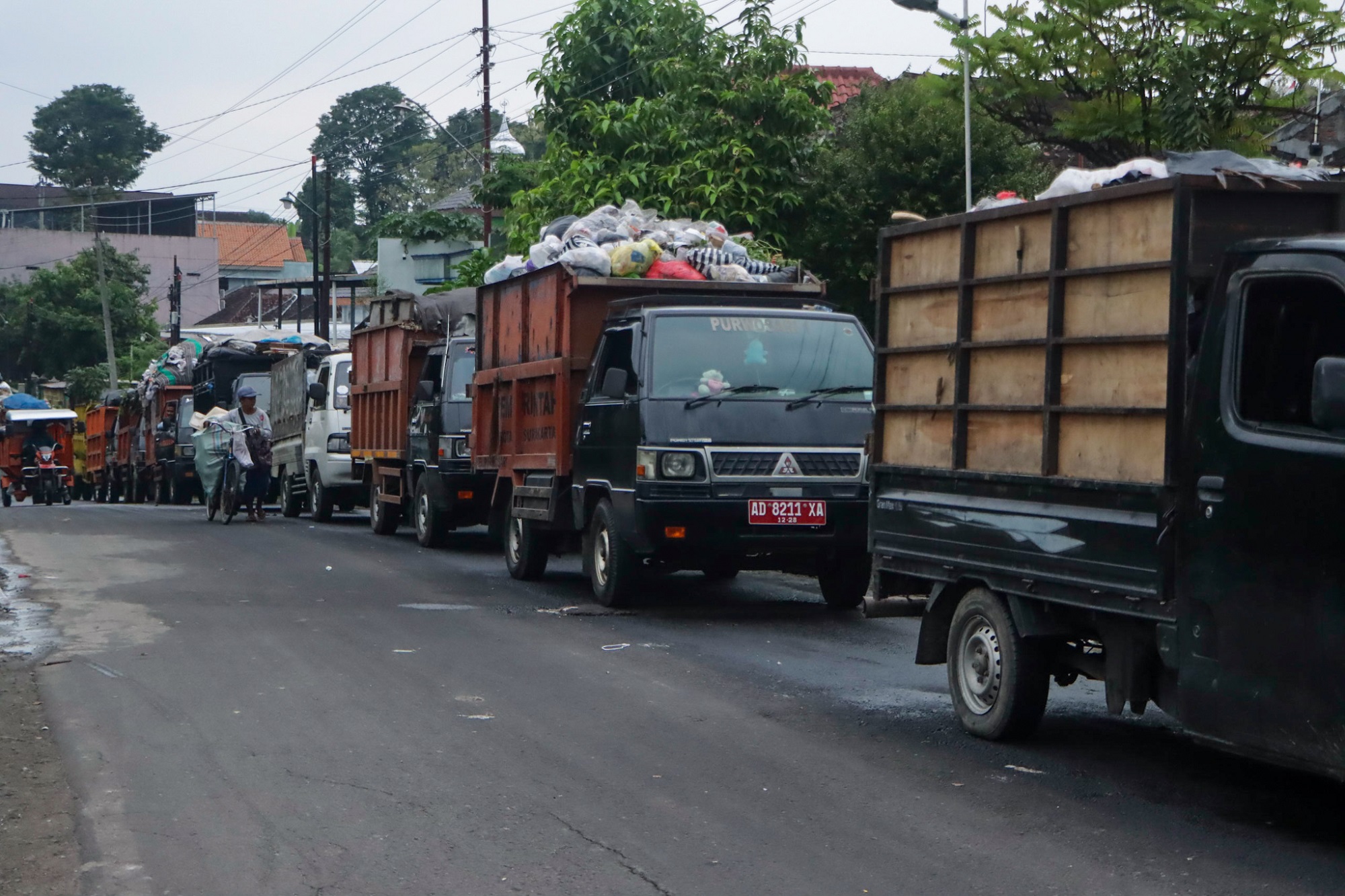 Truk sampah antre menuju TPA Putri Cempo Solo. (M Ihsan/Radar Solo)