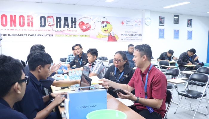 Peserta jalani pemeriksaan kesehatan sebelum ikut donor darah.