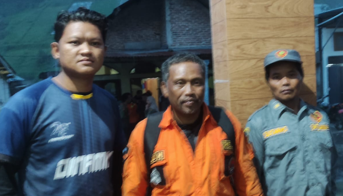 Relawan Satber Beruk, Jatiyoso Sido Mursyid (tengah), ceritakan detik-detik evakuasi Yazid Ahmad Firdaus, pendaki yang hilang di Bukit Mongkrang.