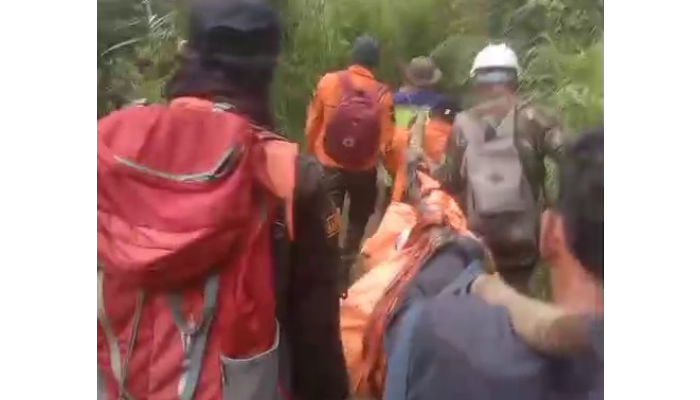 Tim SAR gabungan saat evakuasi jenazah Yazid Ahmad Fauzan, Selasa (10/2/2026).