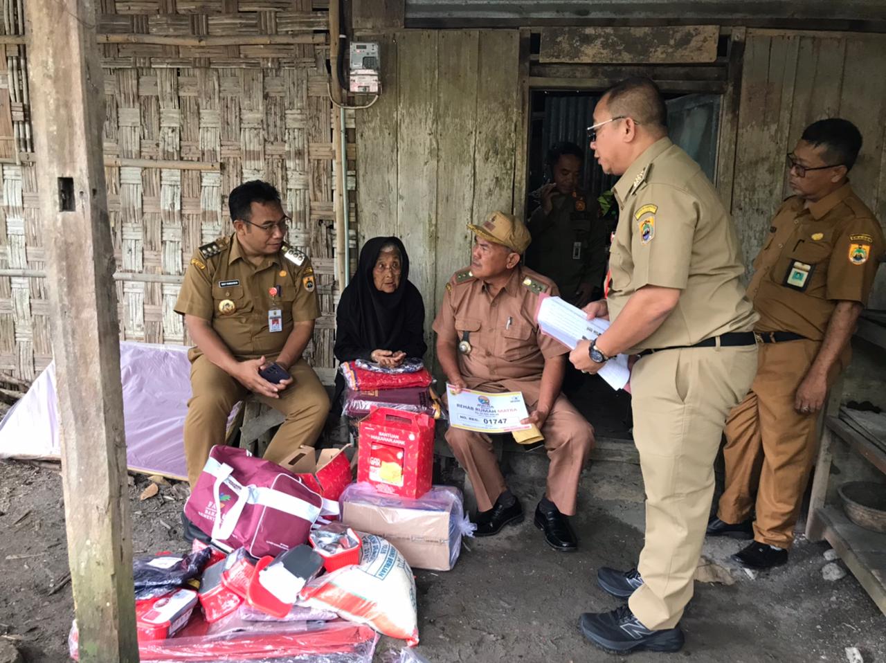 Bupati Sragen Sigit Pamungkas (kiri) serahkan bantuan rehab RTLH di Kecamatan Sumberlawang, Senin (9/2/2026). (Ahmad Khairudin/Radar Solo)