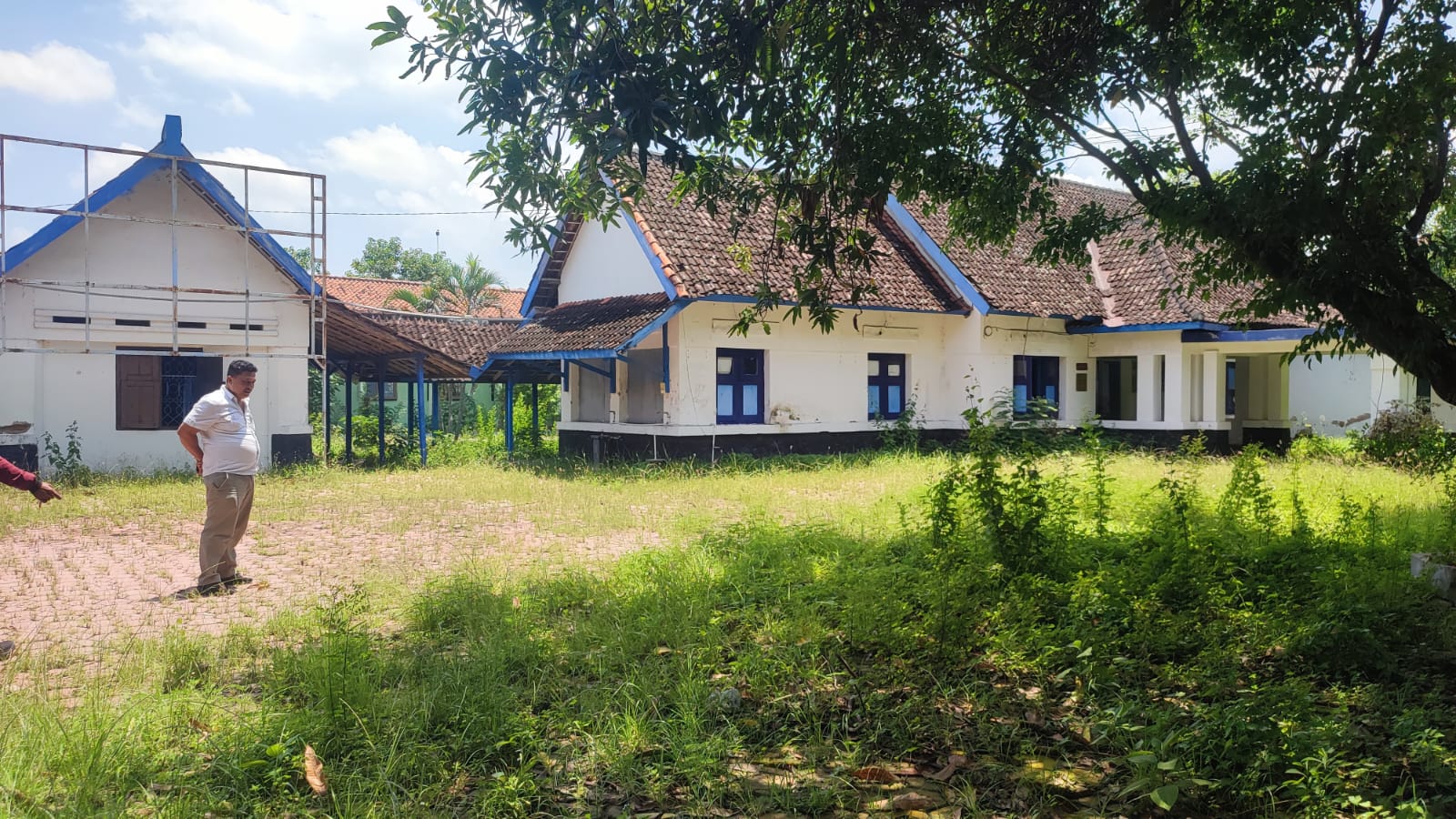 Bangunan cagar budaya eks kantor Dinas Peternakan (Disnakan) Sragen yang kondisinya mangkrak. (Ahmad Khairudin/Radar Solo)
