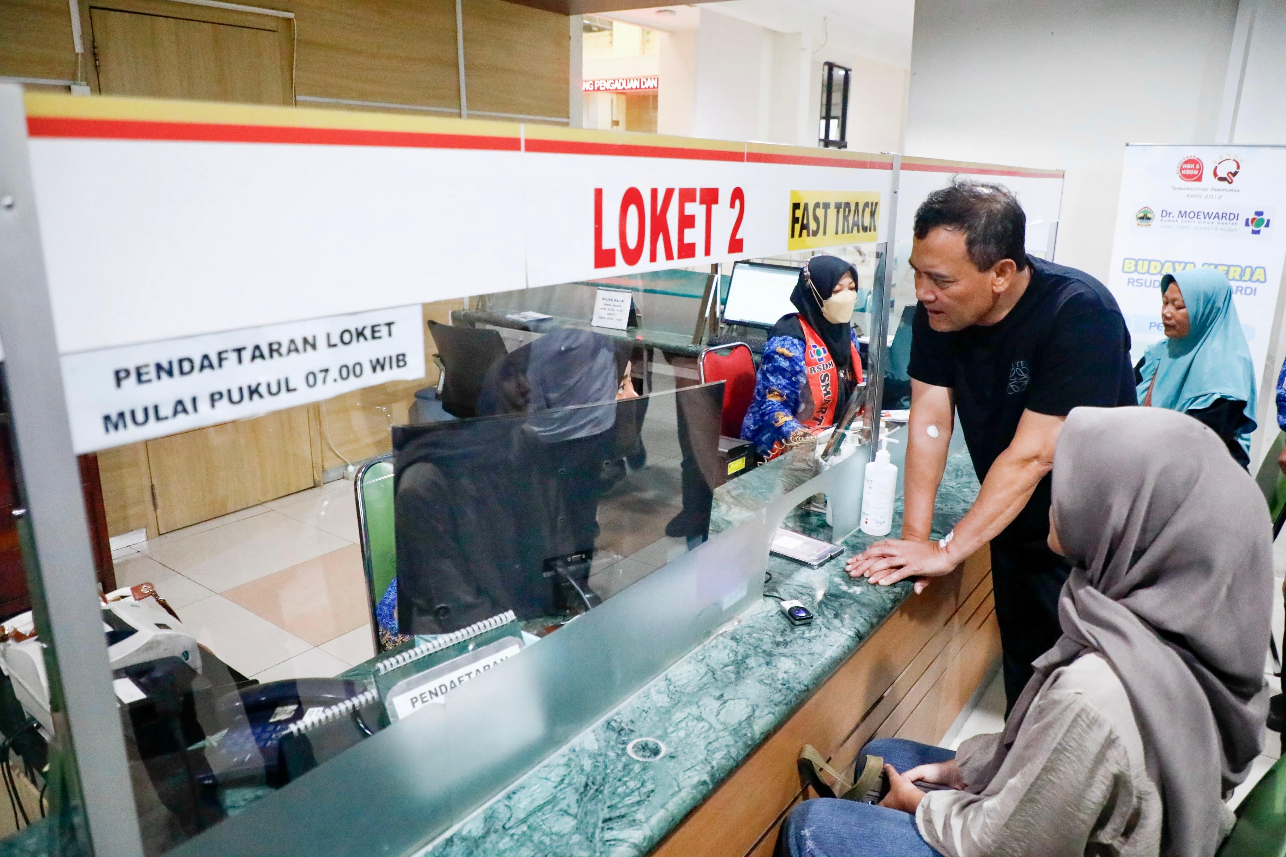 Gubernur Jateng Ahmad Luthfi mengecek layanan kesehatan di RSUD Dr Moewardi Solo. (Humas Pemprov Jateng)