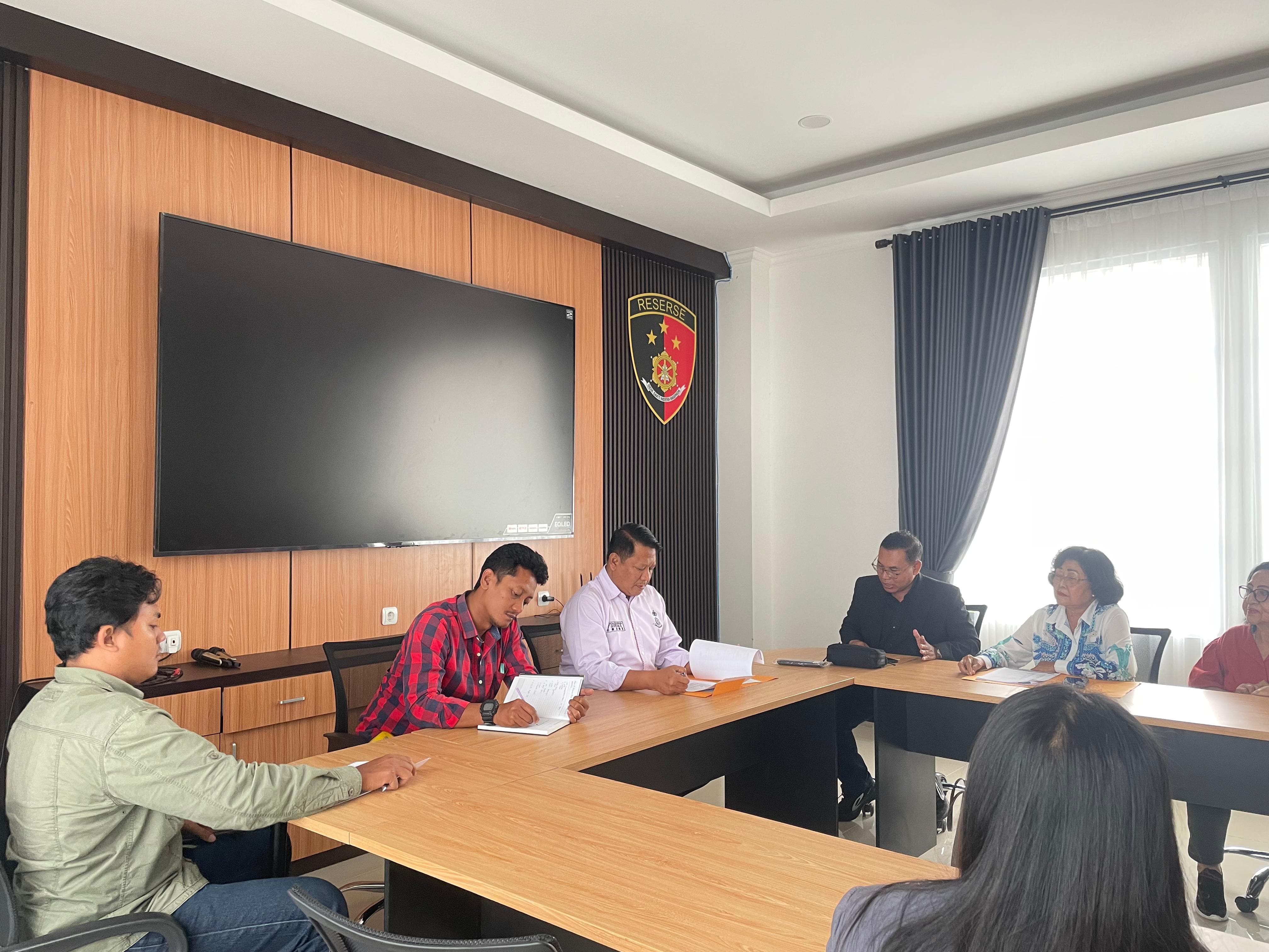 Korban penipuan investasi bodong mengadu ke Polresta Solo, Selasa (10/2/2025). (A Christian/Radar Solo)