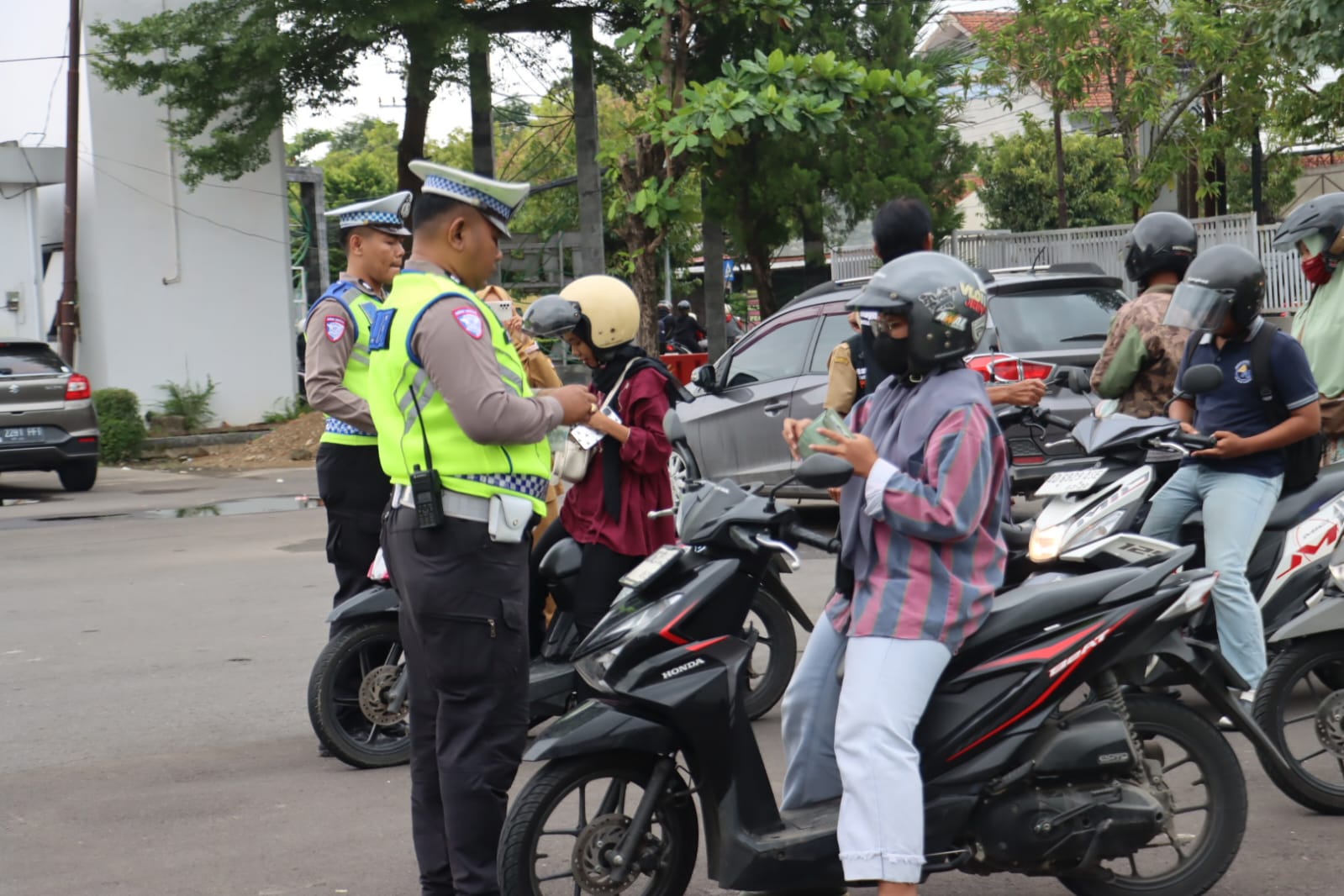 Razia kendaraan di kawasan Jalan Raya Sukowati&ndash;Ngawi, depan Gedung Kartini Sragen, Selasa (10/2/2026). (Ahmad Khairudin/Radar Solo)