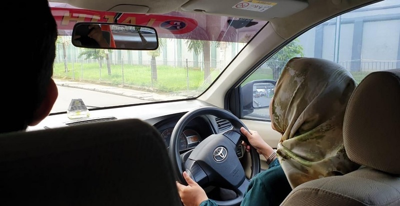 Temukan 5 pilihan mobil pertama ideal untuk belajar nyetir, bodi kokoh, perawatan murah, dan mudah dikendarai pemula.