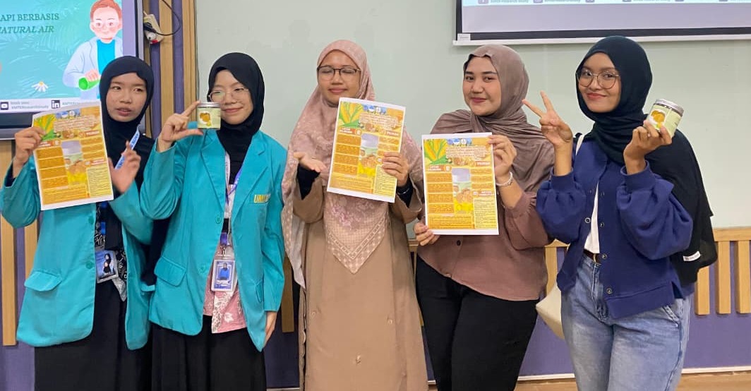 Tim mahasiswa teknik kimia pencetus pelembap alami. Produk Hydrozea dalam kemasan. (Humas UMS)