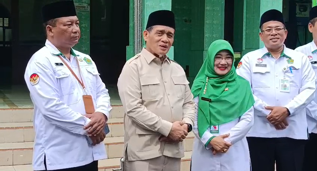 Wamenag RI Romo R. Muhammad Syafi&rsquo;i (dua dari kiri) bersama guru dan kepala MAN 2 Solo, Selasa (10/2).