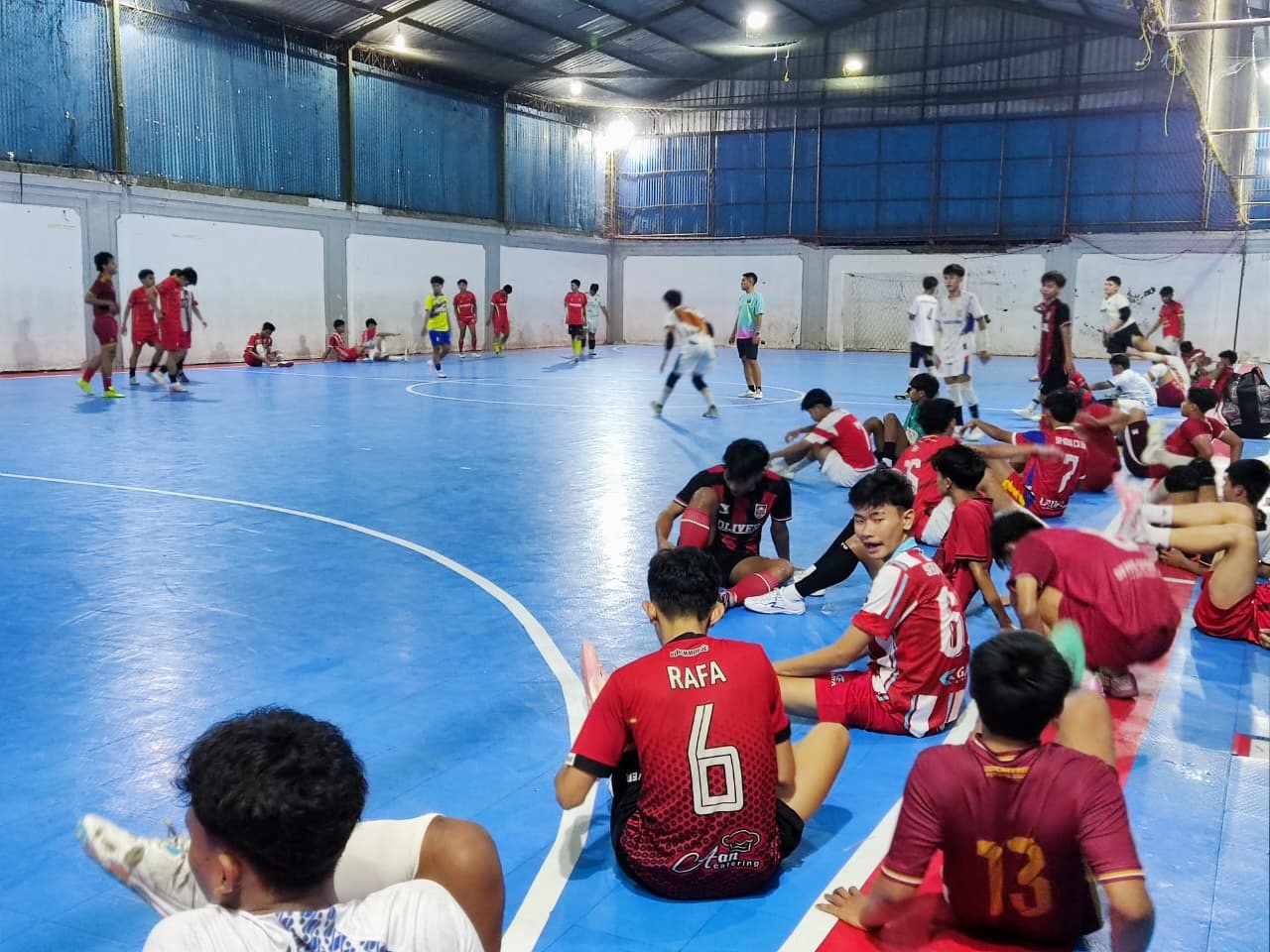 CARI PERUNTUNGAN: Suasana seleksi Maestro Solo FC yang diserbu ratusan peserta se-Solo Raya.