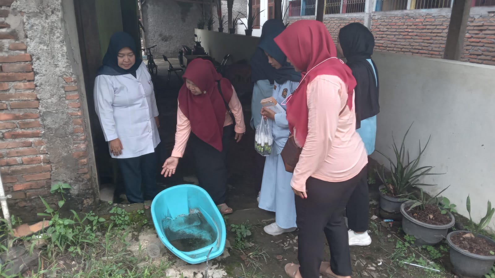 Pantauan jentik nyamuk aedes aegypti di Kecamatan Sukoharjo Kota