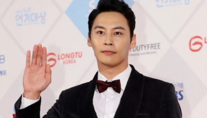 Jung Eun Woo.