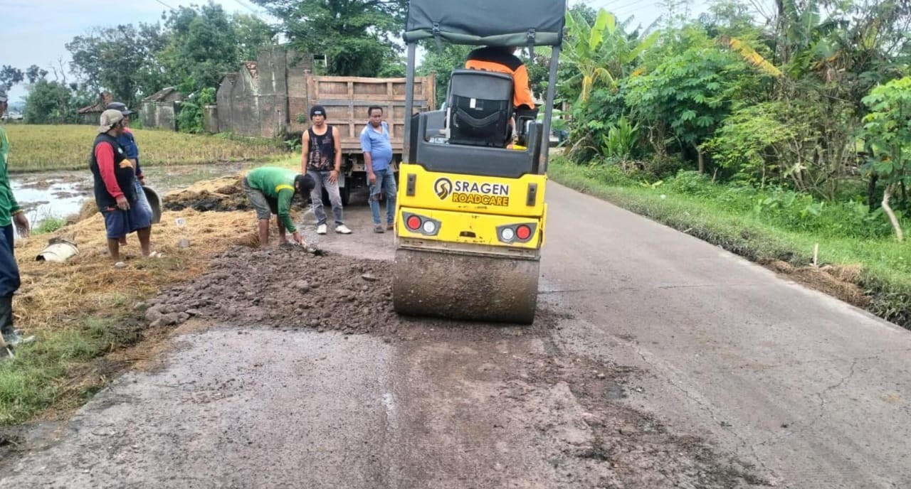 Petugas DPU Sragen melakukan penanganan darurat kerusakan jalan di Kecamatan Sumberlawang, Rabu (11/2/2026). (Ahmad Khairudin/Radar Solo)