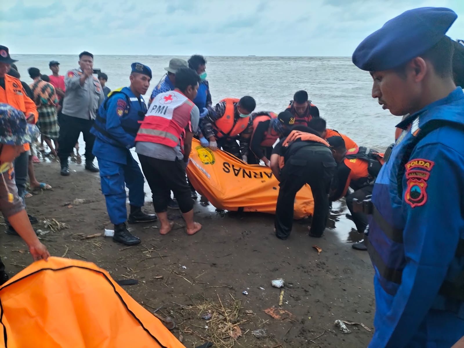Tim SAR gabungan evakuasi jasad nelayan yang hilang di sungai Sambong, Kabupaten Batang, Selasa (10/2/2026) siang. (Basarnas Semarang)