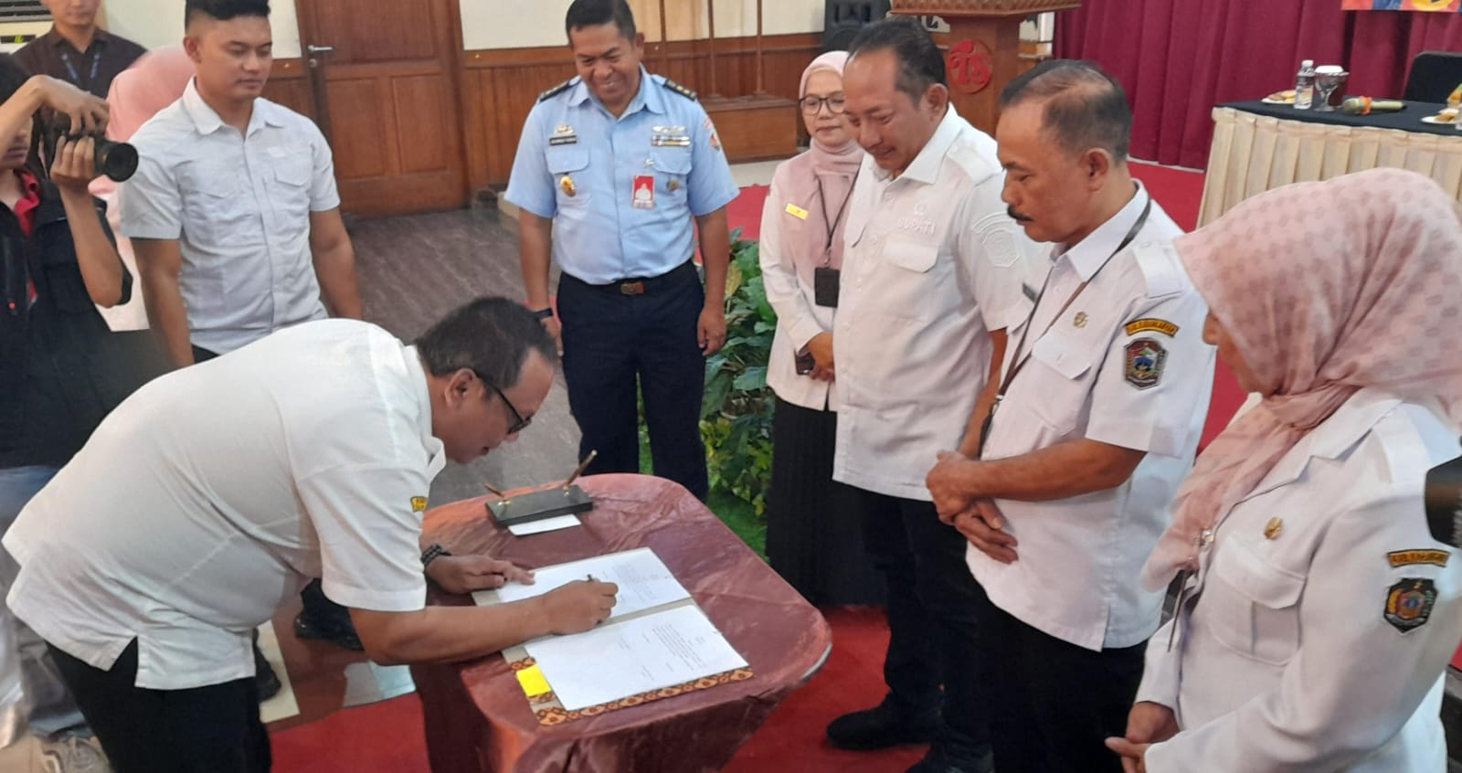 Bupati Karanganyar Rober Christanto saat mendatangi kegiatan penandatanganan nota kesepahaman (MoU/PKS) dengan fasilitas kesehatan K0KB Tahun 2026. (Rudi Hartono/Radar Solo)