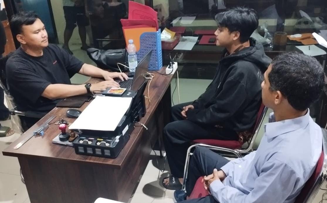 Dua pemakai narkoba jenis tembakau sintetis dimintai keterangan Satresnarkoba Polres Karanganyar. (Rudi Hartono/Radar Solo)