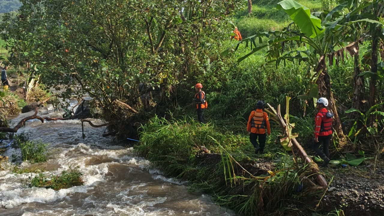 Tim SAR gabungan melakukan pencarian remaja hanyut di Sungai Karangmalang, Kecamatan Mijen, Kota Semarang, Rabu (11/2/2026). (Dokumentasi Basarnas Semarang)