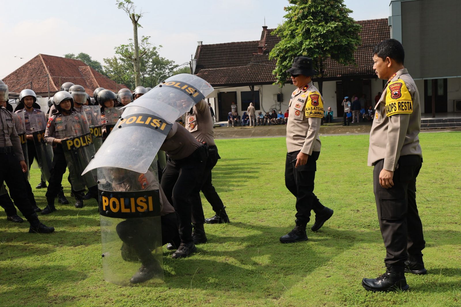 Anggota Samapta Polresta Solo berlatih pengendalian massa. (A Christian/Radar Solo)