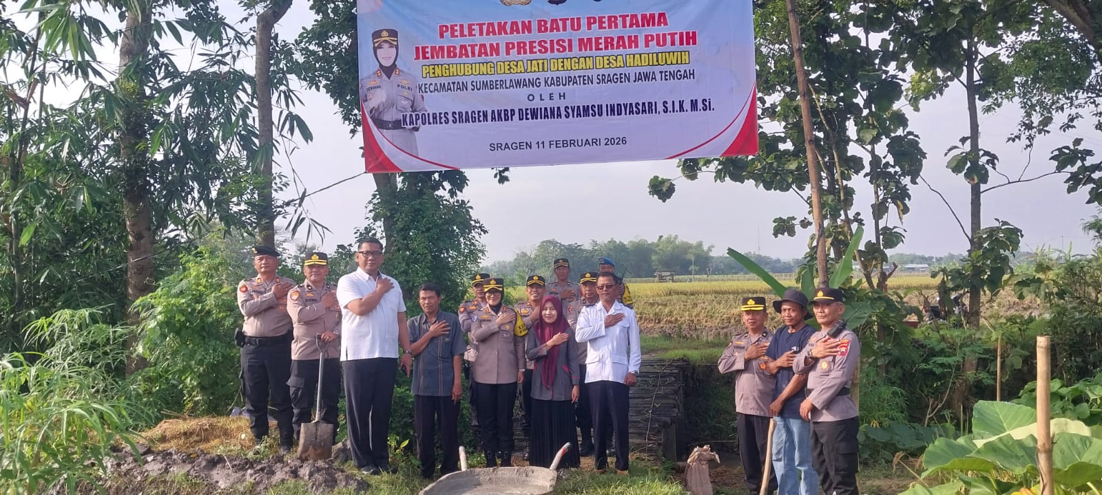 Peletakan batu pertama jembatan penghubung Desa Jati dan Desa Hadiluwih di Kecamatan Sumberlawang, Sragen, Rabu (11/2/2026). (Ahmad Khairudin/Radar Solo)