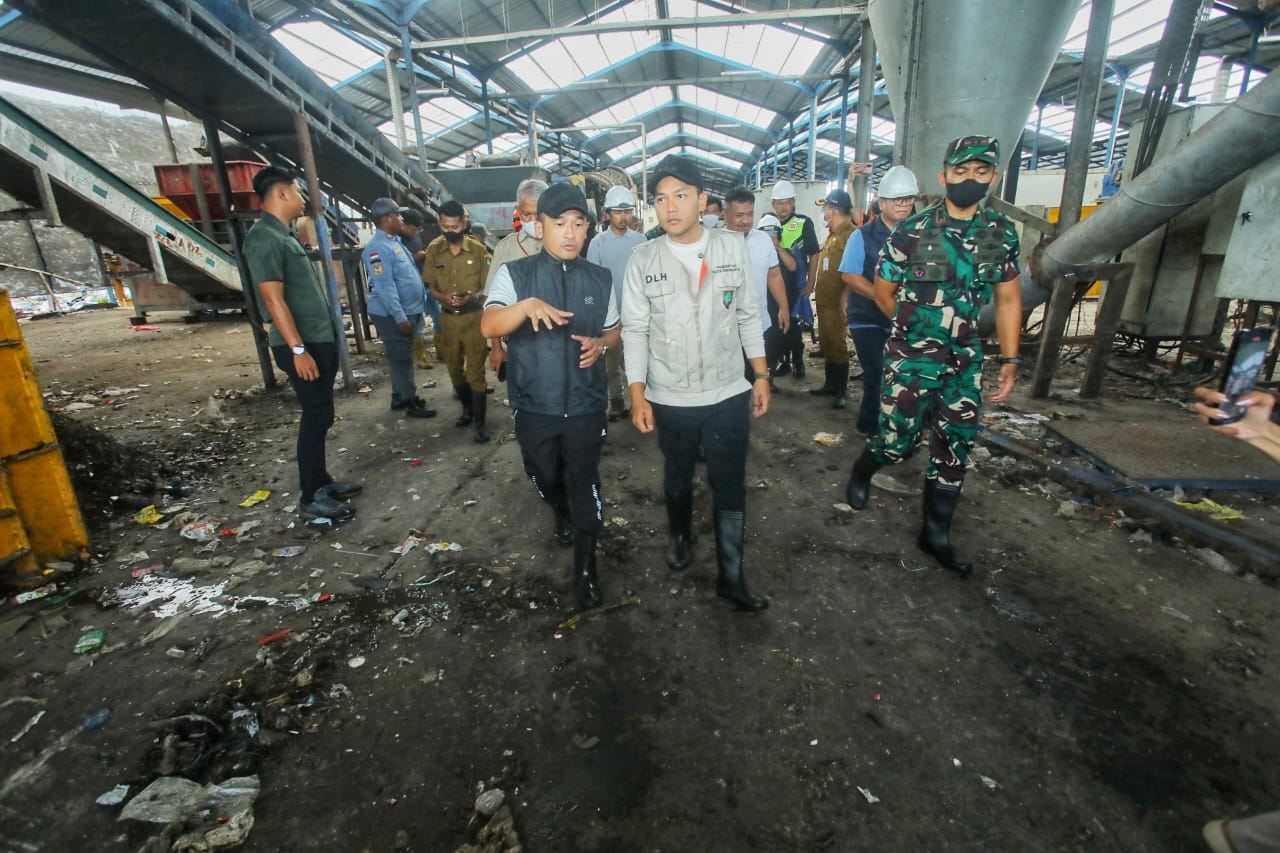 Wali Kota Solo Respati Ardi dan Kepala DLH Herwin Tri Nugroho sambangi TPA Putri Cempo. (Silvester Kurniawan/Radar Solo)