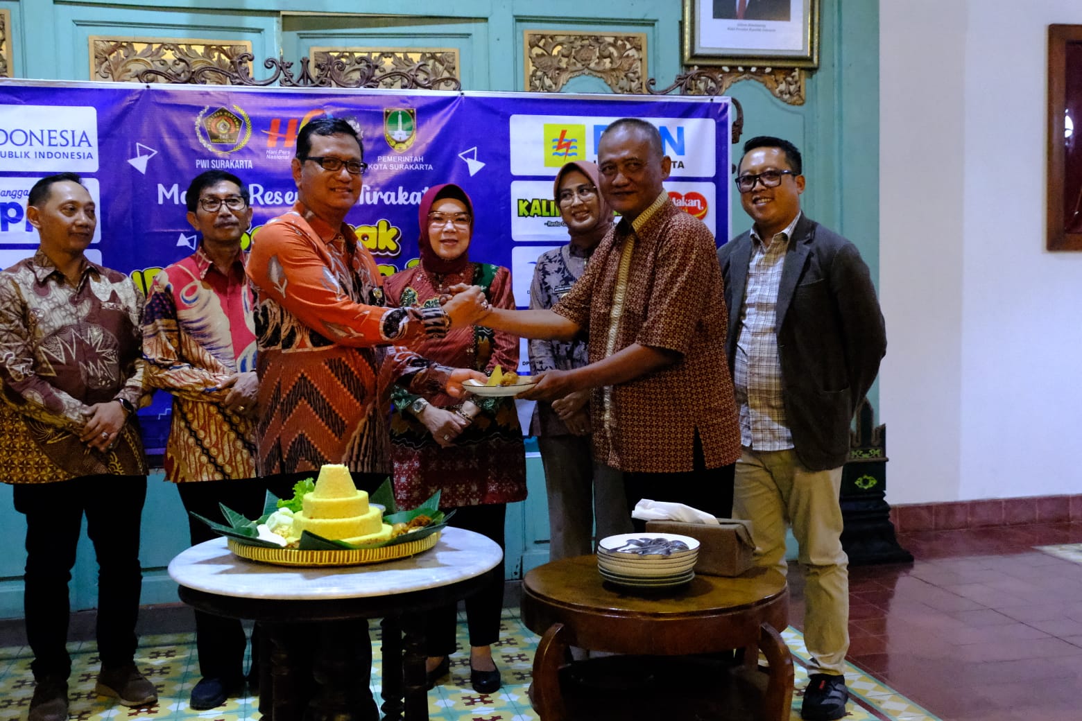 Asisten Administasi Sekda Pemprov Jateng Dhoni Widianto menyerahkan tumpeng ke panitia HPN Kota Solo 2026. (Silvester Kurniawan/Radar Solo)