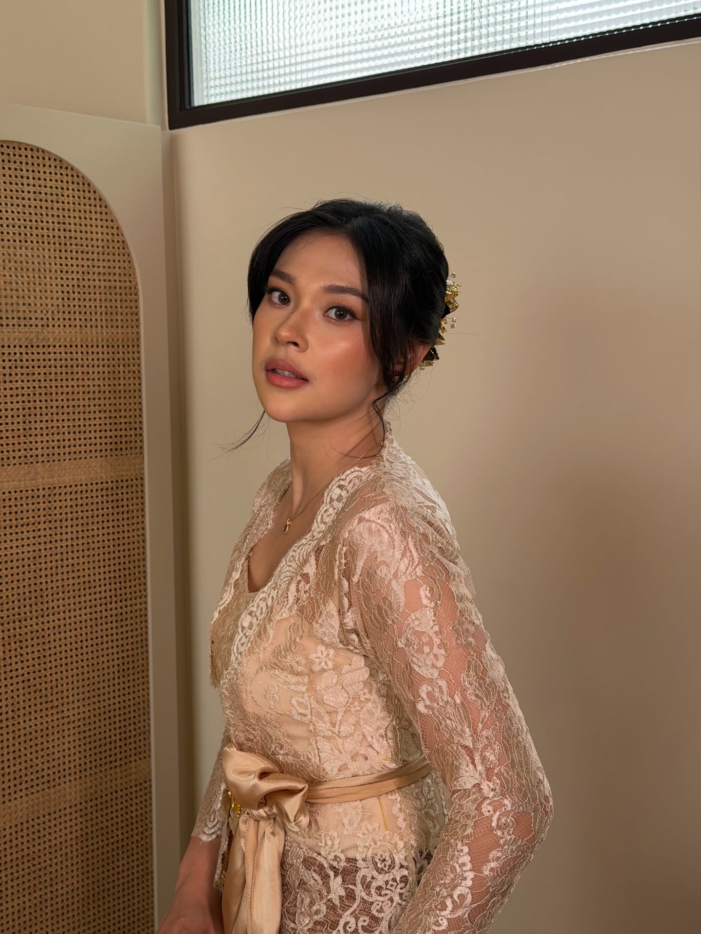 Profil dan biodata Alya Putri, istri Mohan Hazian yang diduga lecehkan model. Simak perjalanan karier dan kehidupan pribadinya.