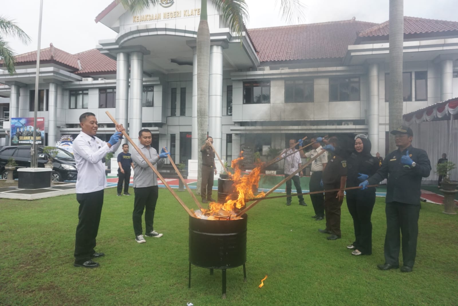 Pemusnahan barang bukti tindak pidana umum yang telah mempunyai kekuatan hukum tetap di halaman Kantor Kejari Klaten, Rabu (11/2/2026).