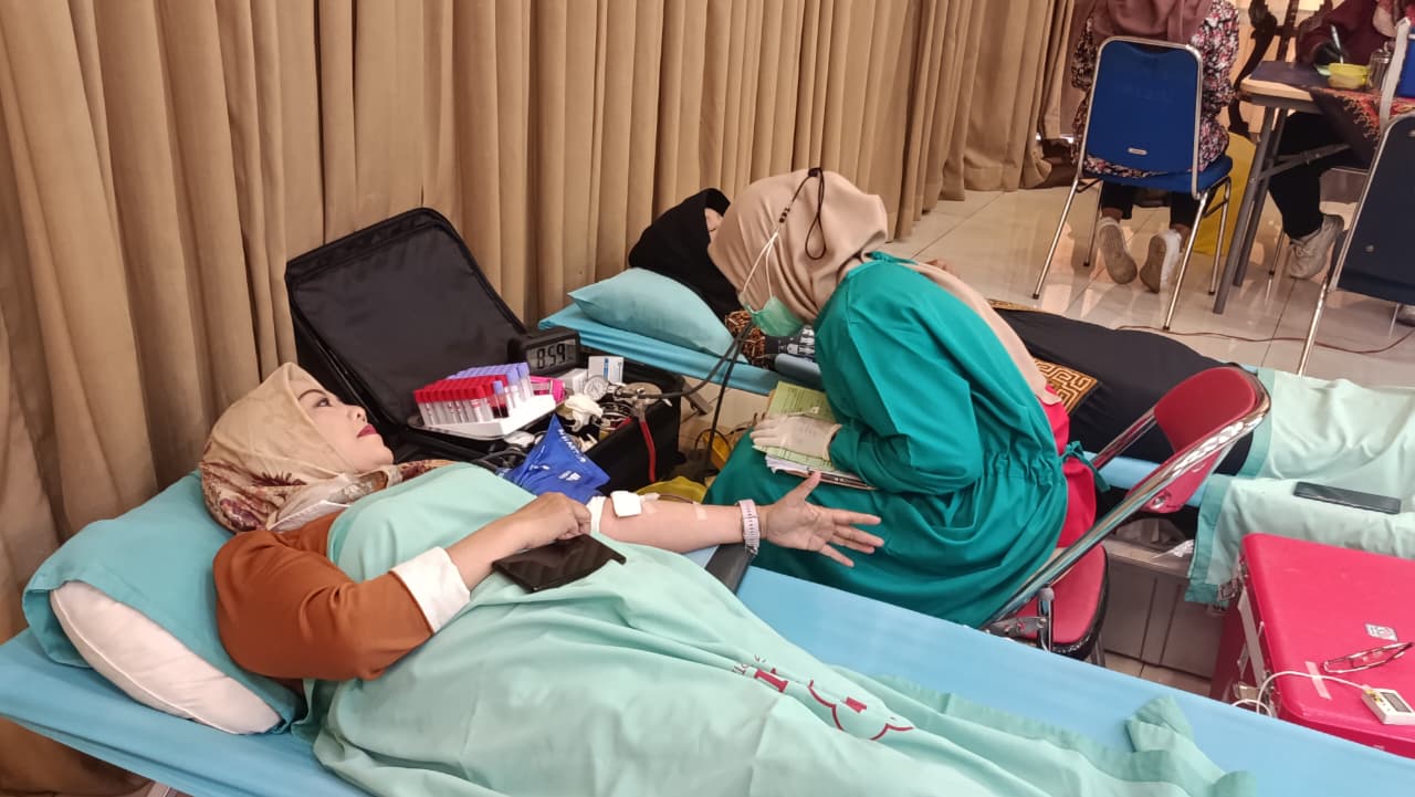 Kegiatan donor darah yang digelar DWP ISI Surakarta, Rabu (11/2/2026). Aksi sosial tersebut rutin digelar tiap 3 bulan sekali.