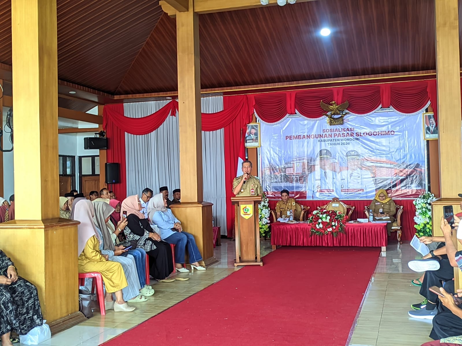 Bupati Wonogiri Setyo Sukarno sampaikan paparan dalam forum sosialisasi rencana pembangunan Pasar Slogohimo di Kantor Kecamatan Slogohimo, Selasa (10/2/2026).