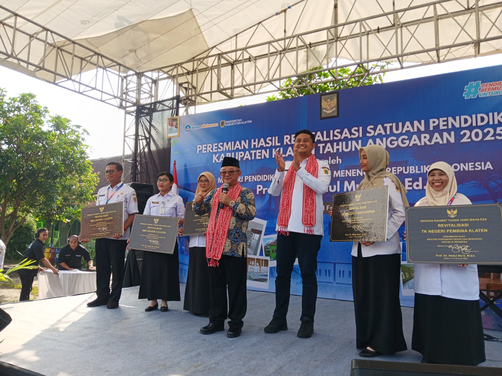 Peresmian revitalisasi 92 sekolah ditandai dengan penandatanganan prasasti oleh Mendikdasmen didampingi Bupati Klaten di halaman SMP Negeri 6 Klaten, Rabu (11/2/2026).