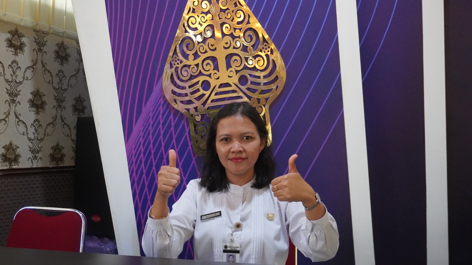 Dina Permata Sari, seorang guru di SMA Negeri 1 Teras, Kabupaten Boyolali yang mengandalkan program JKN untuk pengobatan ibundanya melawan kanker paru stadium 4.