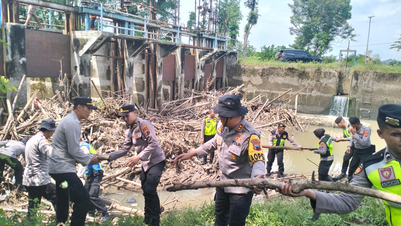 Kapolres Sukoharjo AKBP Anggaito Hadi Prabowo ikut bersihkan sampah dari Bendung Siluwur di Kecamatan Weru, Kamis (12/2).