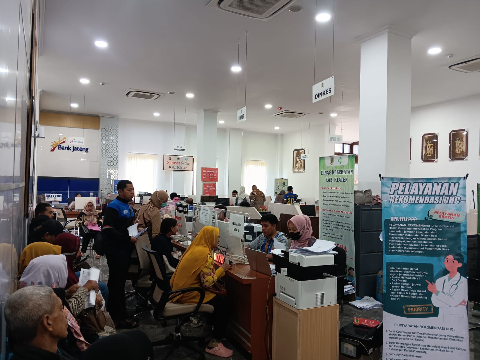 Warga mengantre mengurus reaktivasi kepesertaan BPJS Kesehatan PBI JK di konter Dinkes MPP Klaten, Kamis (12/2/2026).