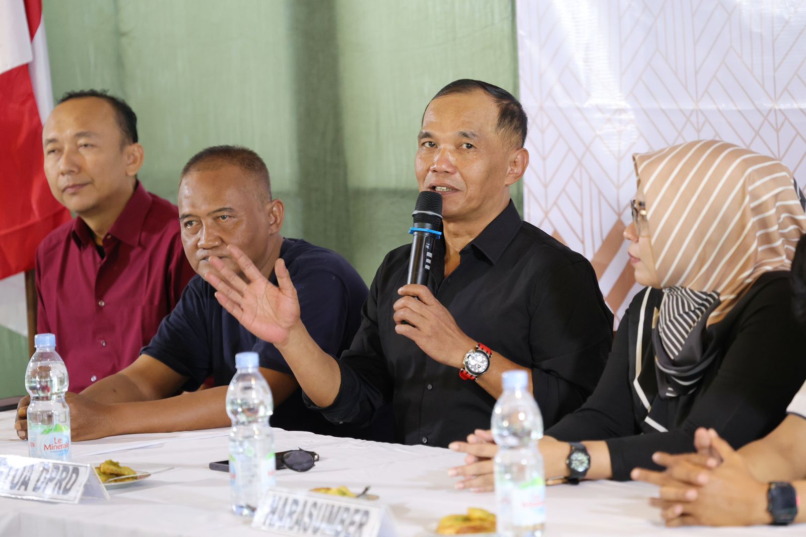 Ketua DPRD Jateng Sumanto saat berdiskusi dengan awak media di Karanganyar, Selasa (10/2/2026). (Rudi Hartono/Radar Solo)