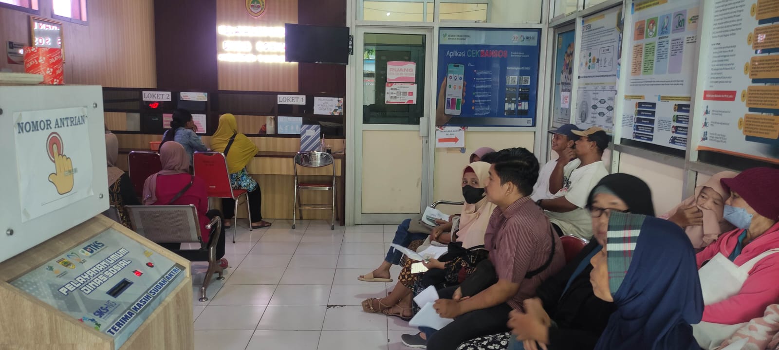 Antrean pasien di RSUD Sukoharjo, Kamis (12/2).