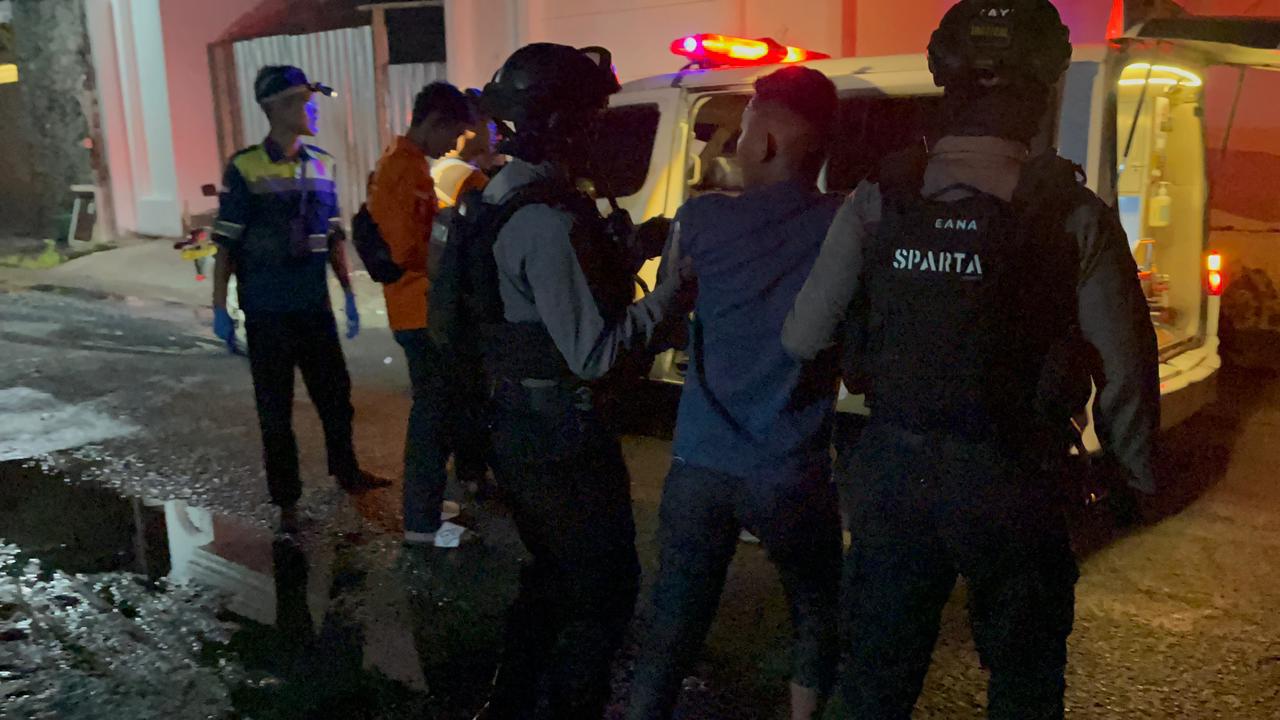 Tim Sparta Polresta Solo mengamankan pria yang membawa senjata tajam. (Humas Polresta Solo)