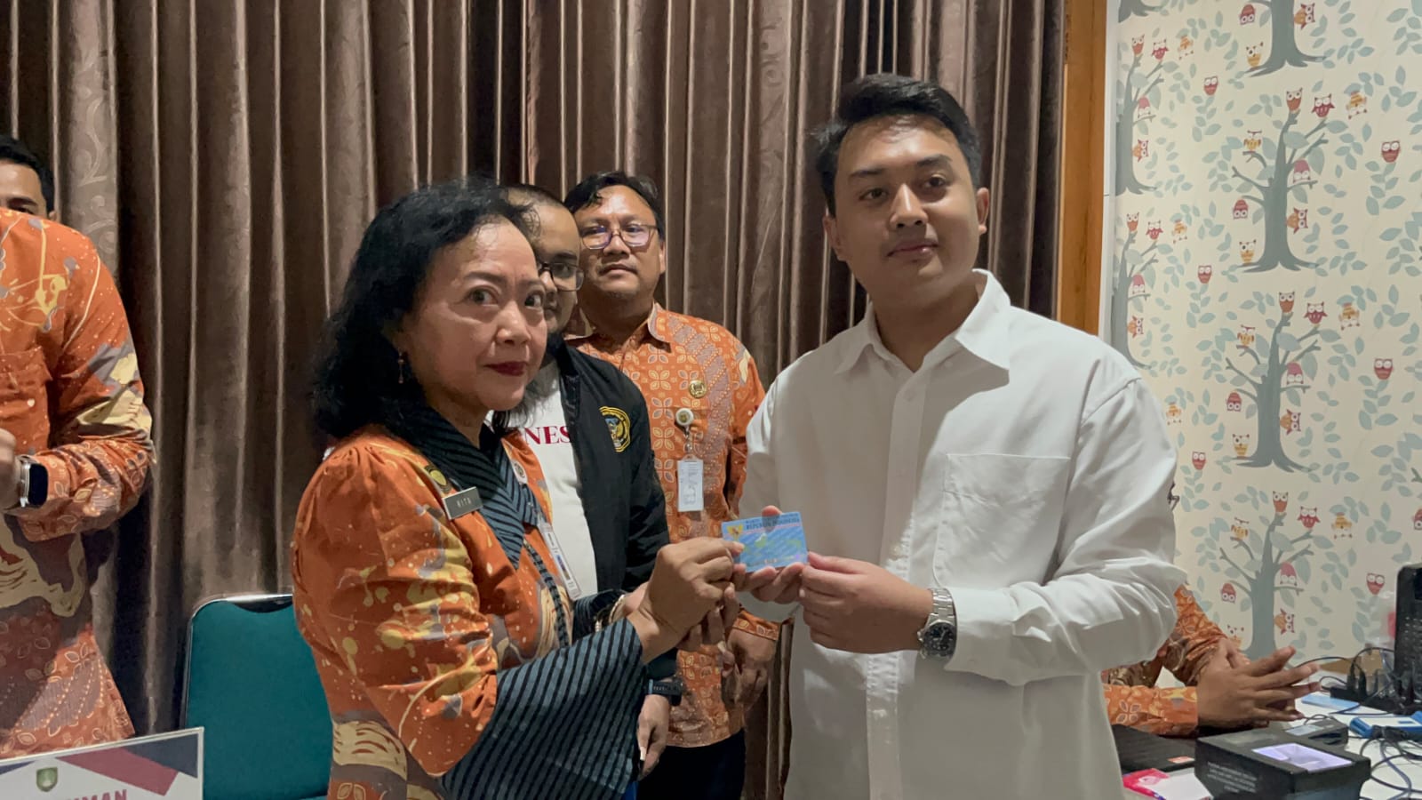 Purbaya menerima KTP baru dengan nama PB XIV dari Dispendukcapil Kota Solo. (Silvester Kurniawan/Radar Solo)