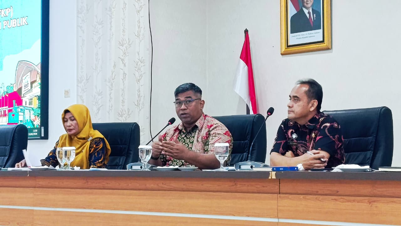 Kepala Disdik Solo Dwi Ariyatno (tengah) pimpin forum konsultasi publik, Kamis (12/2).