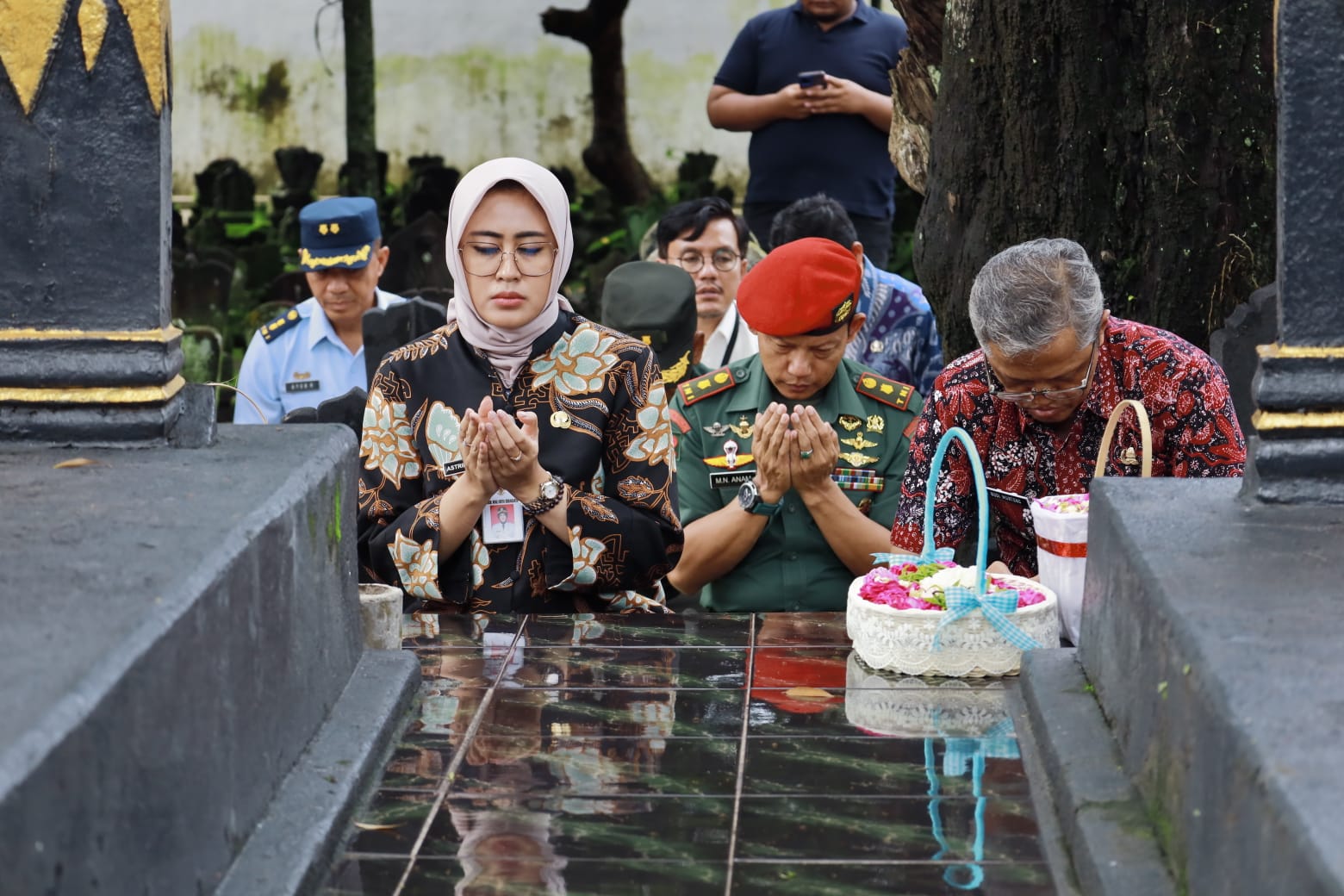 Wawali Kota Solo Astrid Widayani memimpin ziarah ke leluhur Kota Solo. (Humas Pemkot Solo)
