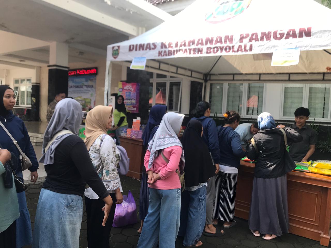 Warga mengantre di halaman Kantor DKP Boyolali untuk membeli komoditas pangan murah dalam gelaran Gerakan Pangan Murah (GPM), Kamis (12/2/2026).