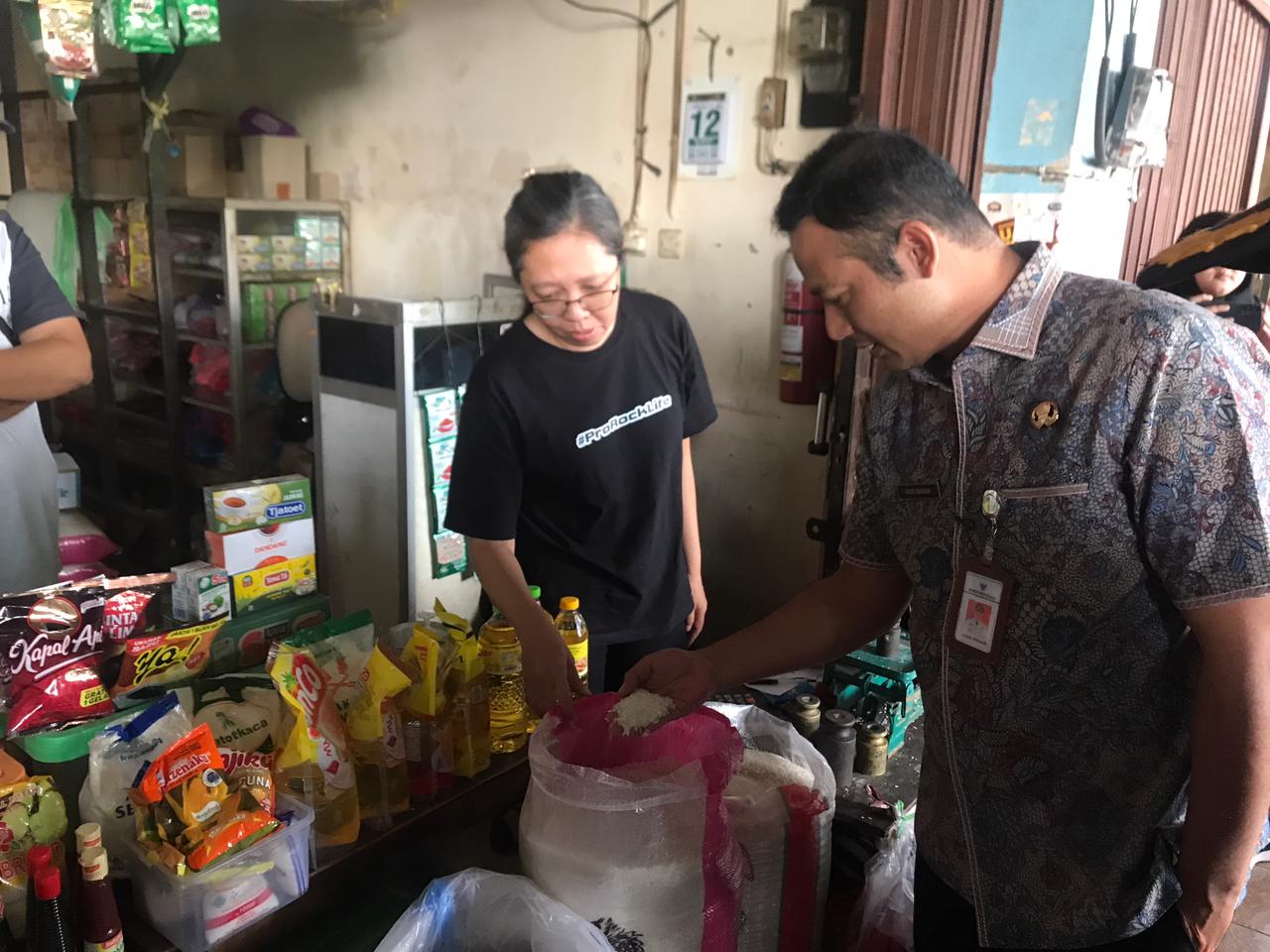 Bupati Boyolali Agus Irawan cek harga dan stok bahan pangan di pasar tradisional, Kamis (12/2/2026).