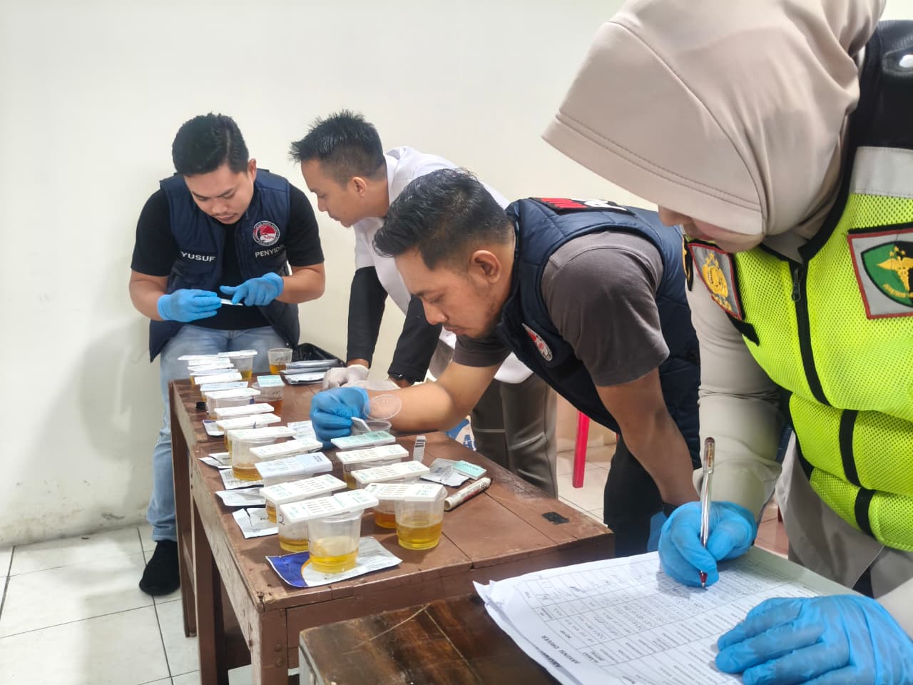 etugas Satresnarkoba dan Sie Dokkes Polres Wonogiri ambil sampel urine puluhan calon sopir bus, Kamis (12/2/2026).