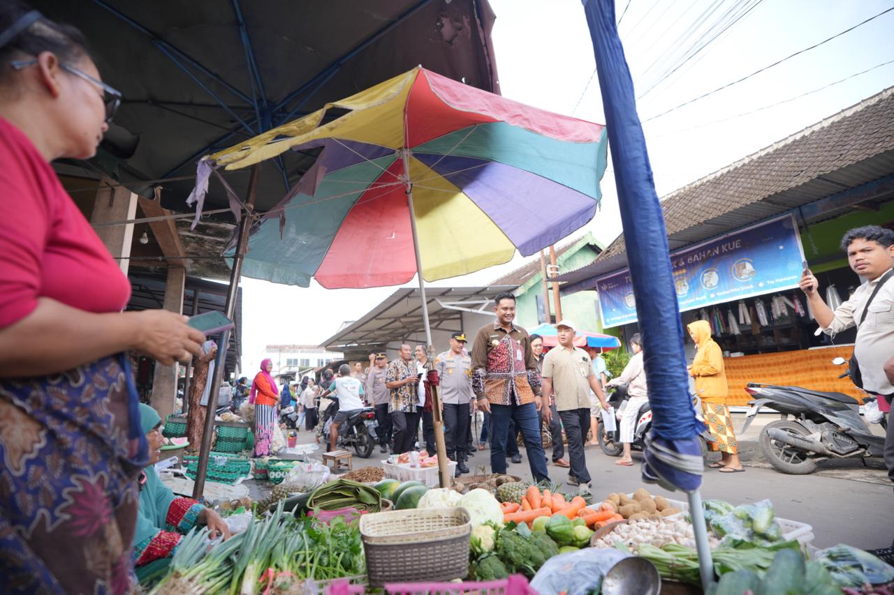 Bupati Hamenang saat melakukan sidak di Pasar Jatinom, Kecamatan Jatinom, Klaten