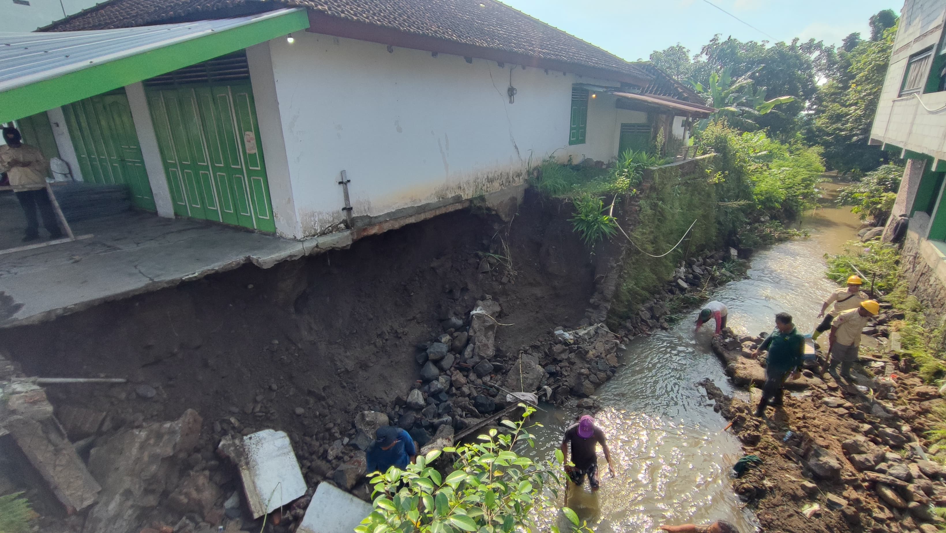 Talut Sungai Klirong di Desa Majegan, Kecamatan Tulung, Klaten ambrol.