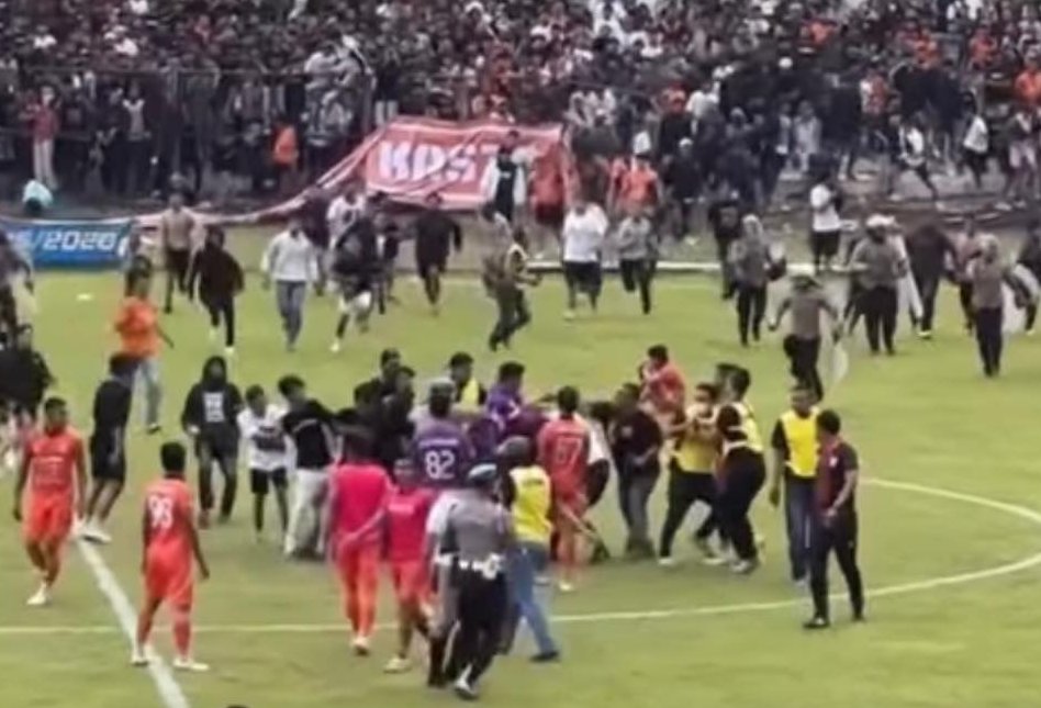 kerusuhan yang terjadi di laga PSIR Rembang melawan Persak Kebumen di Stadion Krida Rembang.
