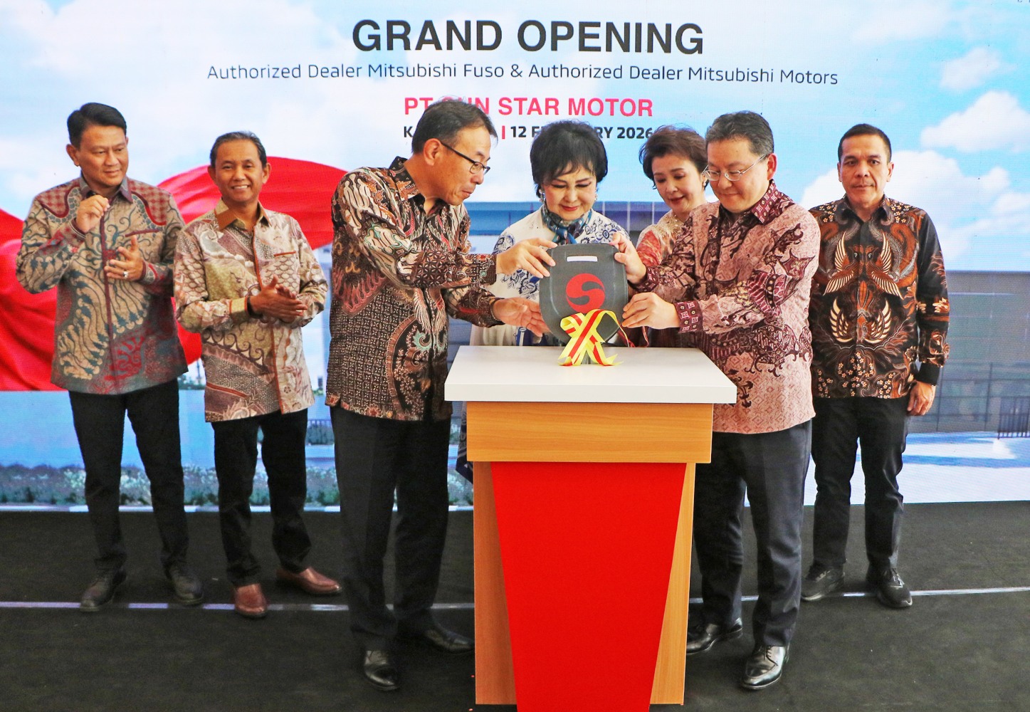 SEREMONIAL: PT Mitsubishi Motors Krama Yudha Sales Indonesia (MMKSI) bersama SUN Motor Group resmikan Dealer SUN Star Motor Kartasura.