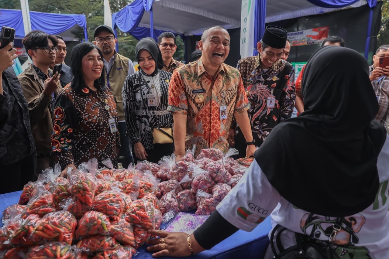 Gubernur Jateng Ahmad Luthfi menyapa pedagang di gerakan pasar murah Demak, Jumat (13/2). (Humas Pemprov Jateng)